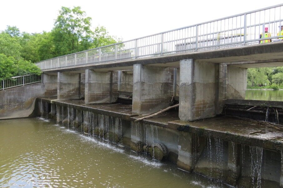 検査対象ダムの放水路構造